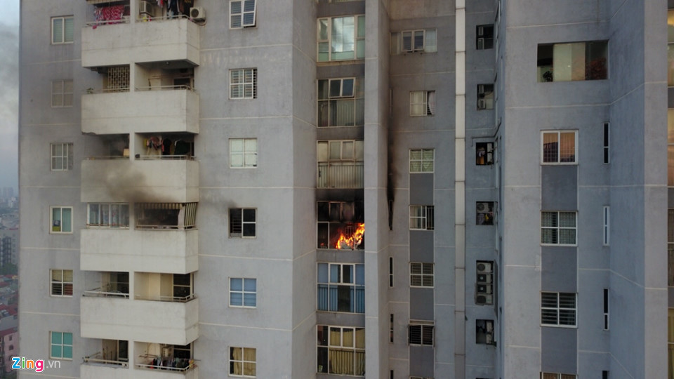 Hiện trường vụ cháy chung cư 23 tầng ở Hà Nội khiến nhiều người hoảng loạn